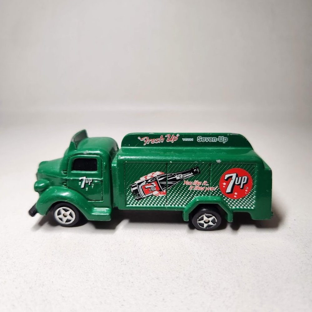 Vintage 7UP 7-UP Bottle Delivery Truck Evolution 1:87 Scale diecast model car
